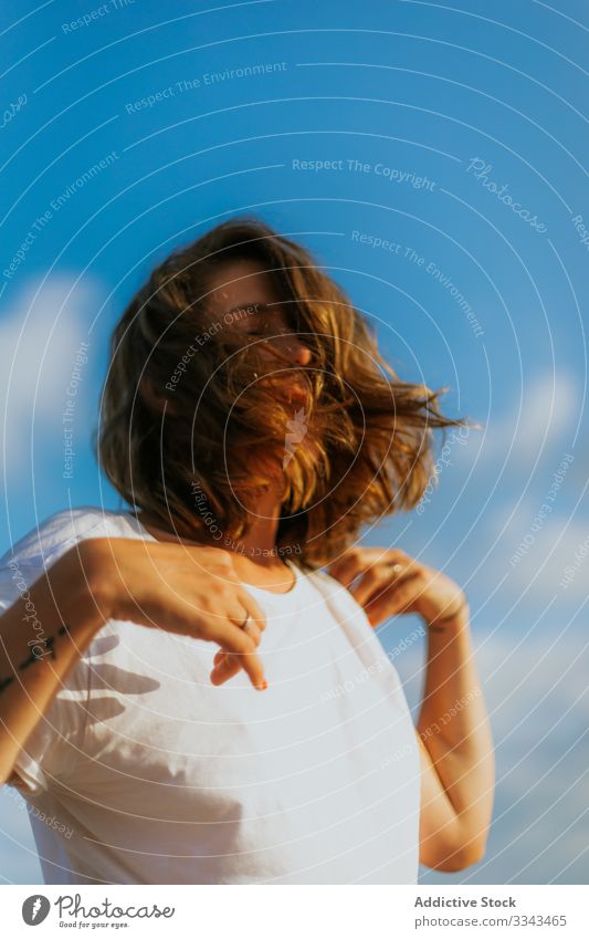 Junge Frau im Urlaub am Meer Strand Sand blau Himmel Einstellung rote Lippen Make-up lässig Zeitgenosse Hipster jung Dame Erholung ruhen sich[Akk] entspannen