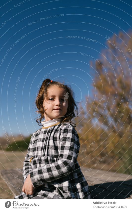 Ethnisches Mädchen entspannt sich auf dem Land Kind sich[Akk] entspannen Natur Windstille Kindheit Wochenende ruhen Aktivität Landschaft Ausflug ethnisch Tag