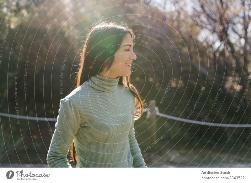 Nachdenkliche ethnische Frau auf dem Land stehend besinnlich nachdenklich Lifestyle Denken Lösung Landschaft lässig Vorstellungskraft Beschluss u. Urteil