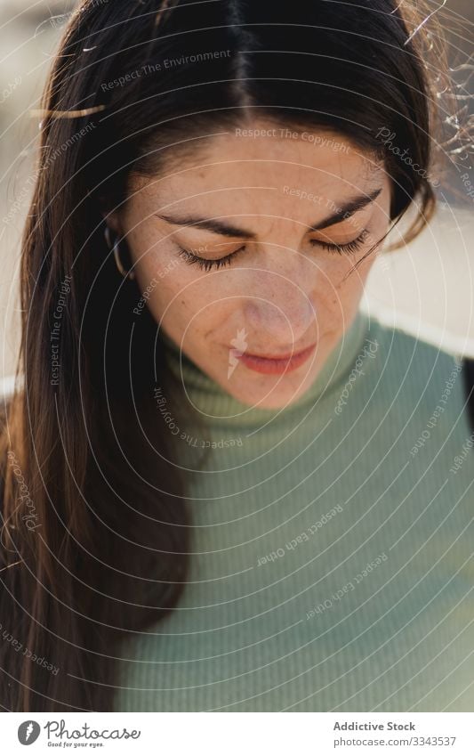 Ethnische Frau auf dem Land stehend besinnlich nachdenklich ethnisch Lifestyle Denken Lösung ernst Landschaft lässig Vorstellungskraft Beschluss u. Urteil