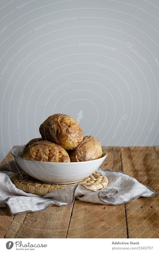 Frisch gekochte gefüllte Kartoffeln auf dem Tisch rustikal hölzern Speise selbstgemacht Handtuch Lebensmittel traditionell Küche braun Mahlzeit Teller