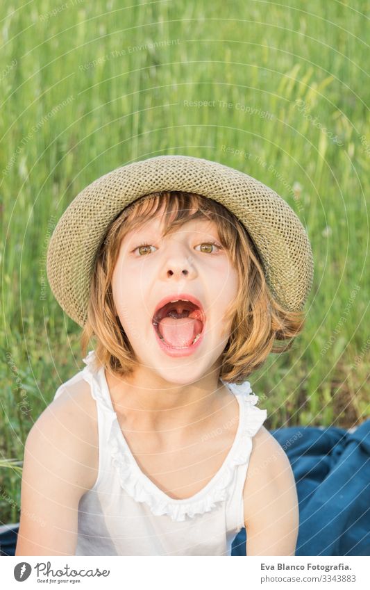 schönes Porträt eines Mädchens im Freien Freude Kind niedlich Fröhlichkeit heiter klein Behaarung Außenaufnahme Gesicht Kindheit Kaukasier Lächeln Jugendliche