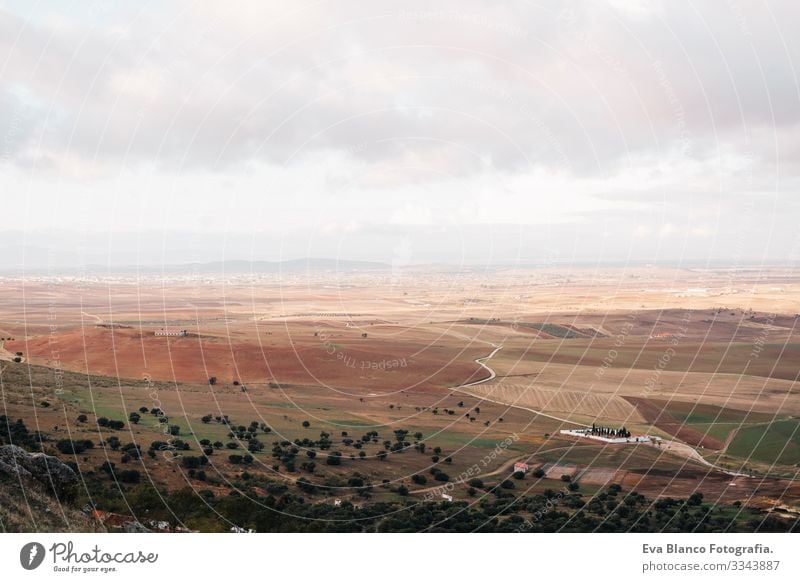 Hochansicht einer Mosaiklandschaft an einem bewölkten Tag. Spanien Felder Landschaft Schatten Ausflugsziel Wolkenlandschaft Oberfläche Fluggerät Licht braun