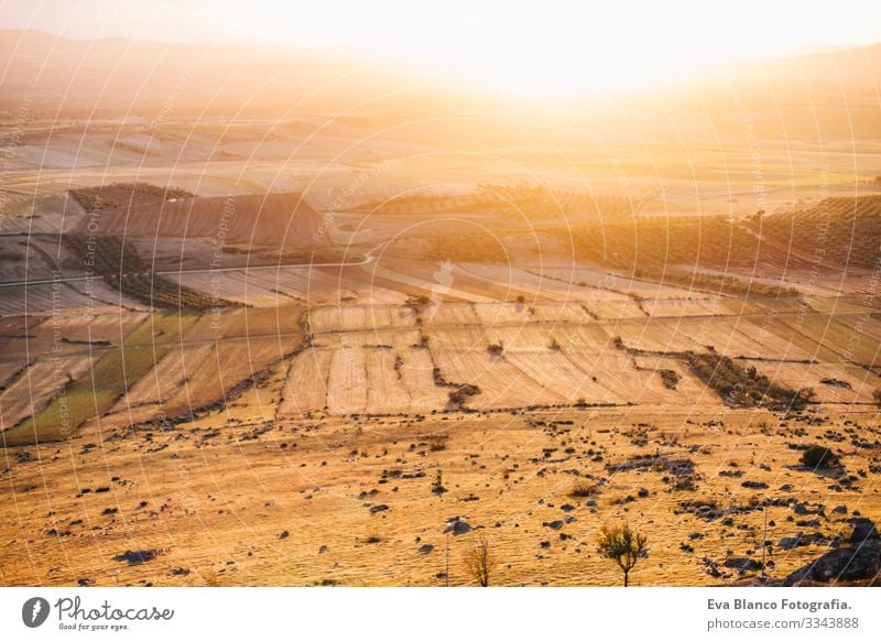 Hochansicht einer Mosaiklandschaft an einem bewölkten Tag. Spanien fängt Landschaft an. Wunderschöner Sonnenuntergang mit gelben Farben Umwelt Szene ländlich