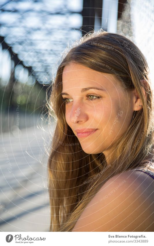 Porträt einer schönen jungen Frau im Freien Jugendliche Außenaufnahme Glück blond blaue Augen Brücke Sommer Sonnenstrahlen Behaarung Fröhlichkeit Lifestyle