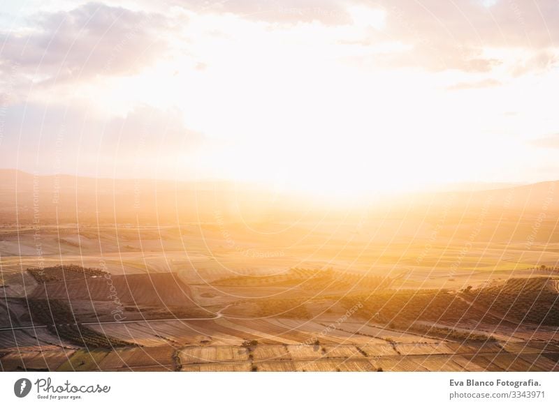 Hochansicht einer Mosaiklandschaft an einem bewölkten Tag. Spanien fängt Landschaft an. Wunderschöner Sonnenuntergang mit gelben Farben Umwelt Szene ländlich