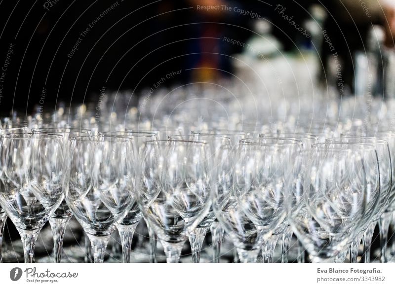 Weinglas bei der Ausstellung auf dem Tisch. Hochzeitsdécor Wiederholung Restaurant Glas Toastbrot Feste & Feiern Alkohol ausleeren trinken Reihe Muster Mensch