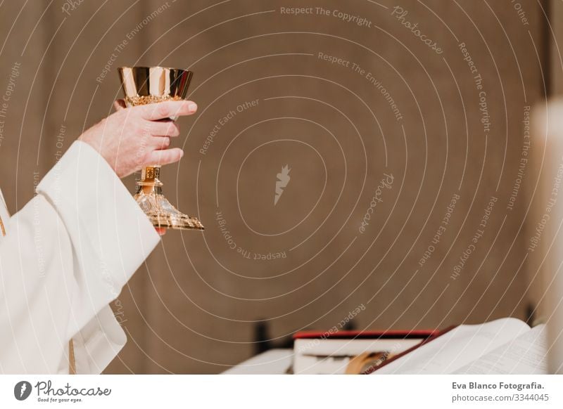 nicht erkennbarer Priester mit dem Kelch in der Hand während der Hochzeitsmesse. Konzept der Religion Jesus Ritual Protestant modern göttlich Tasse Eucharistie