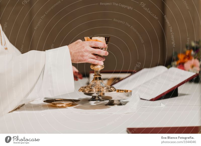 nicht erkennbarer Priester mit dem Kelch in der Hand während der Hochzeitsmesse. Konzept der Religion Jesus Ritual Protestant modern göttlich Tasse Eucharistie