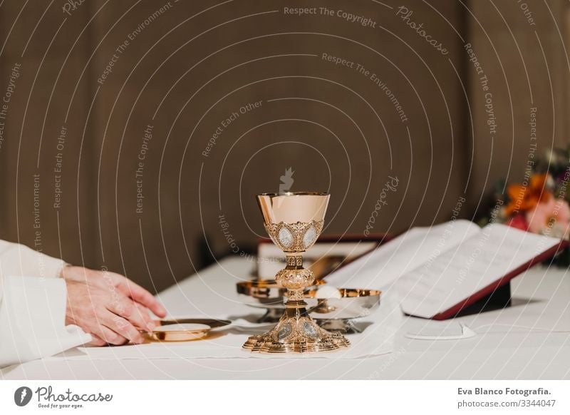 nicht erkennbarer Priester mit dem Kelch in der Hand während der Hochzeitsmesse. Konzept der Religion Jesus Ritual Protestant modern göttlich Tasse Eucharistie