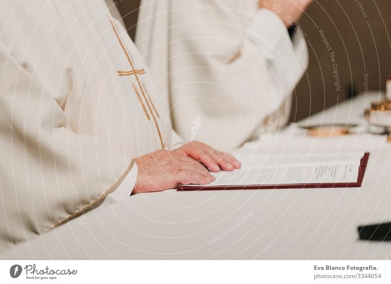 nicht erkennbarer Priester mit dem Kelch in der Hand während der Hochzeitsmesse. Konzept der Religion Jesus Ritual Protestant modern göttlich Tasse Eucharistie