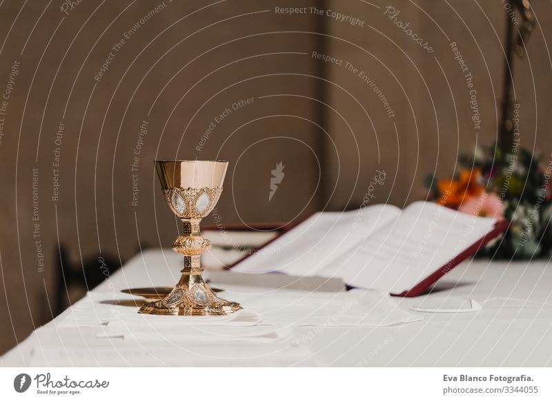 Weinkelch auf dem Tisch während einer Hochzeitszeremonie und der Hochzeitsmesse. Konzept der Religion Jesus Ritual Protestant modern göttlich Tasse Eucharistie