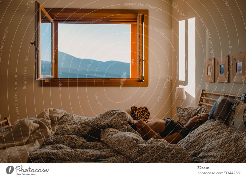 Junge Frau Morgens im Bett schlafen aufstehen morgen Schlafzimmer Müdigkeit Bettwäsche aufwachen Bettdecke Erholung Farbfoto Decke träumen verschlafen