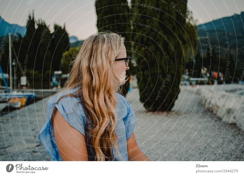 Junge Frau am Strand von Torbole / Gardasee gardasee strand hafen italien sommer sonne brille blond lange haare hübsch schön kleid jeans abendstimmung