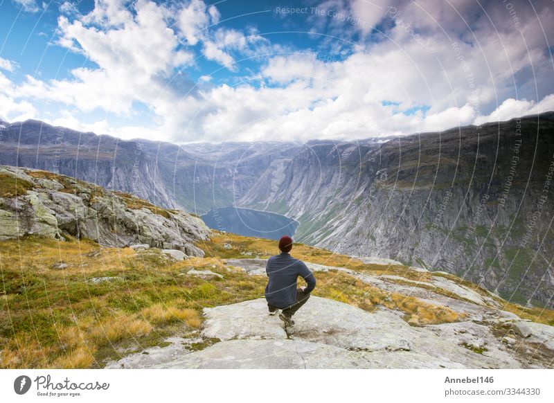 Paar Touristen, die vor erstaunlicher Aussicht stehen Lifestyle schön Ferien & Urlaub & Reisen Tourismus Ausflug Abenteuer Freiheit Sommer Berge u. Gebirge