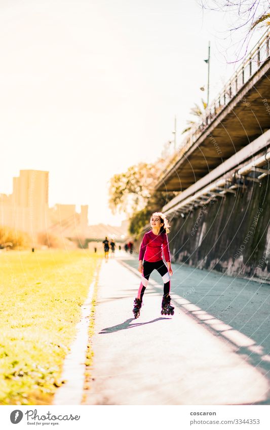 Kleine Schlittschuhläuferin, die an einem sonnigen Tag auf einem Park Schlittschuh läuft Lifestyle Freude Glück schön Gesundheit Leben Freizeit & Hobby Spielen