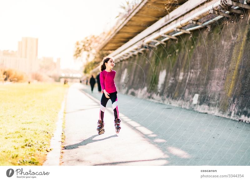 Kleine Schlittschuhläuferin, die an einem sonnigen Tag auf einem Park Schlittschuh läuft Lifestyle Freude Glück schön Gesundheit sportlich Leben