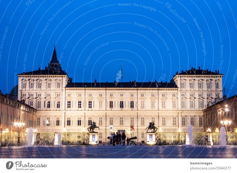 Königlicher Palast von Turin oder Palazzo Reale Stil Design Haus Museum Himmel Stadt Platz Gebäude Architektur Fassade Denkmal alt historisch retro blau antik