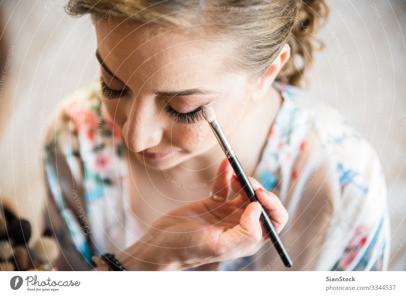 Visagistin, die die Braut vor der Hochzeit vorbereitet. schön Gesicht Schminke Lippenstift Arbeit & Erwerbstätigkeit Frau Erwachsene Mode machen Künstler