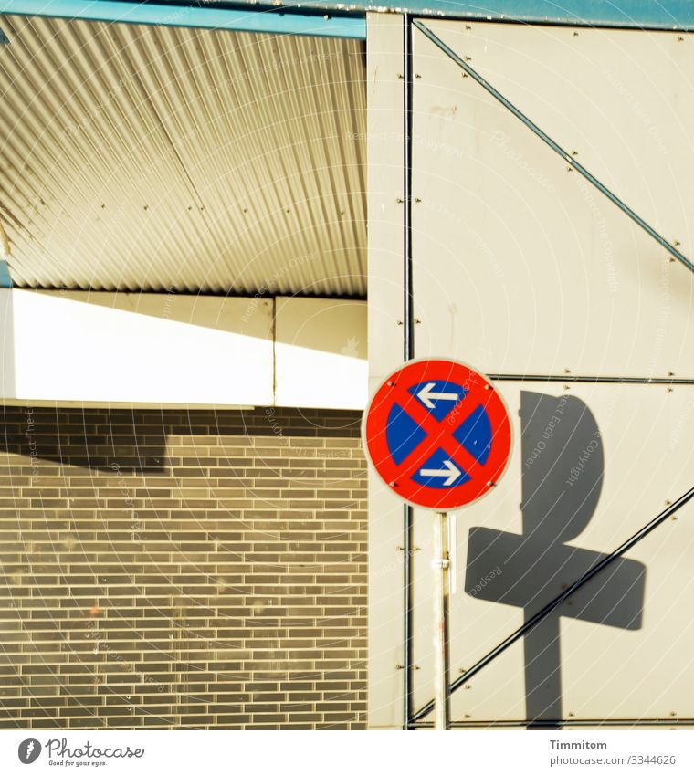 Schattenspiel Stadt Industrieanlage Mauer Wand Fassade Metall Kunststoff Verkehrszeichen Linie ästhetisch blau rot schwarz türkis Gefühle Ordnung Backstein