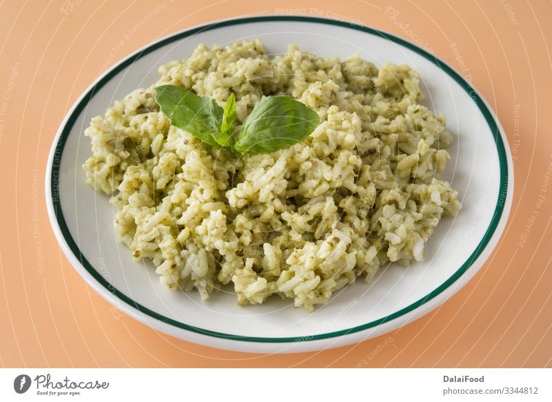 Traditionelles mexikanisches Arroz Verde Mittagessen Vegetarische Ernährung Teller Basilikum brauner Hintergrund Koriander kochen & garen ecuatorianischer Reis