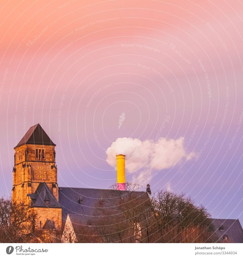 Schlosskirche und Esse in Chemnitz in der Abenddämmerung Abendsonne Deutschland Dämmerung Sachsen rosa pink rötliches licht rot Herbst draußen Kirche glauben