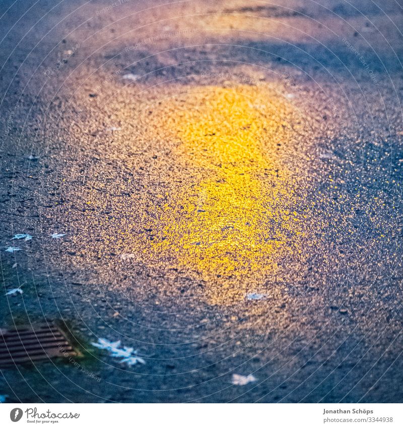 Reflexion einer Laterne auf dem Asphalt Dämmerung dunkel straße Reflexion & Spiegelung orange gelb nass Herbst Abendstimmung Nachtstimmung nacht