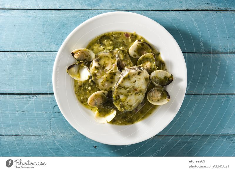 Seehechtfisch und Muscheln mit grüner Sauce blau Miesmuschel klemmen lecker Fisch Lebensmittel Gesunde Ernährung Foodfotografie frisch Knoblauch Feinschmecker