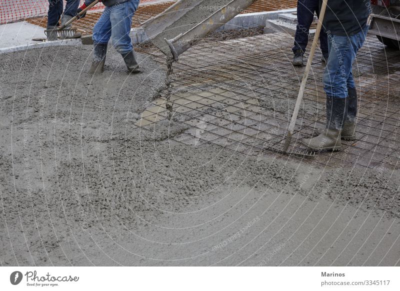 Arbeiter, die nassen Beton mit Hilfe eines Betonkübels gießen. Arbeit & Erwerbstätigkeit Baustelle Industrie Business Gebäude Straße Stahl bauen Zementmischung