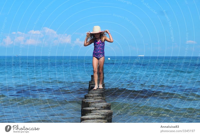 Alleine am Meer Mensch feminin Kind Mädchen Junge Frau Jugendliche Schwester Kindheit 1 3-8 Jahre Wasser Sonne Sonnenlicht Sommer Schönes Wetter Wärme Wellen