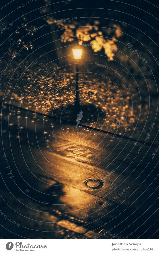 Straßenlaterne bei Nacht im Herbst aus Vogelperspektive Regen dunkel düster Laterne laub Licht Lampe Außenaufnahme Straßenbeleuchtung Abend