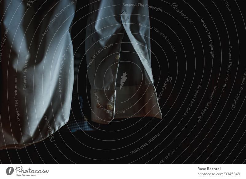 Zwei Hemden Büro Business Mode Hemdsärmel hängen Reinigen blau weiß Gedeckte Farben Textfreiraum rechts Tag Licht Schatten Sonnenlicht