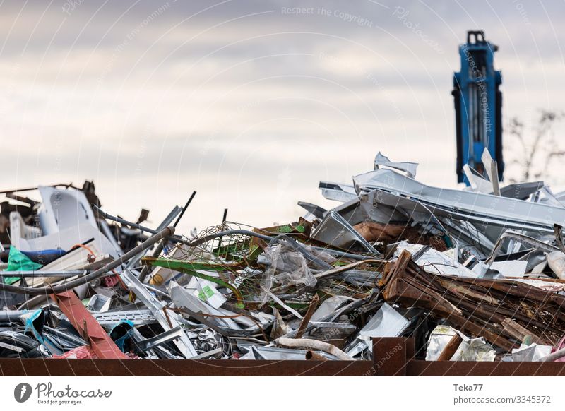 #Auf der Müllhalde 1 Beton Holz Glas Metall Senior Sperrmüll altmetal Farbfoto Außenaufnahme