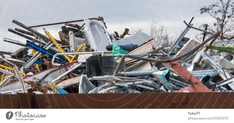 #Auf der Müllhalde 2 Stein Sand Beton Holz Glas Metall Senior Sperrmüll Schrott Farbfoto Außenaufnahme