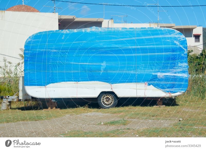 originell verpackt Stellplatz Wohnwagen Folie außergewöhnlich einzigartig Wärme blau Stimmung Tatkraft Schutz standhaft Design innovativ Ordnung planen