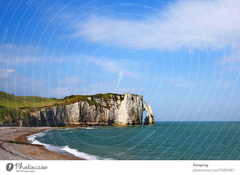 Etretat Ferien & Urlaub & Reisen Tourismus Ausflug Sightseeing Sommer Sonne Strand Meer Landschaft Wasser Wolken Küste Stadt Sehenswürdigkeit natürlich blau