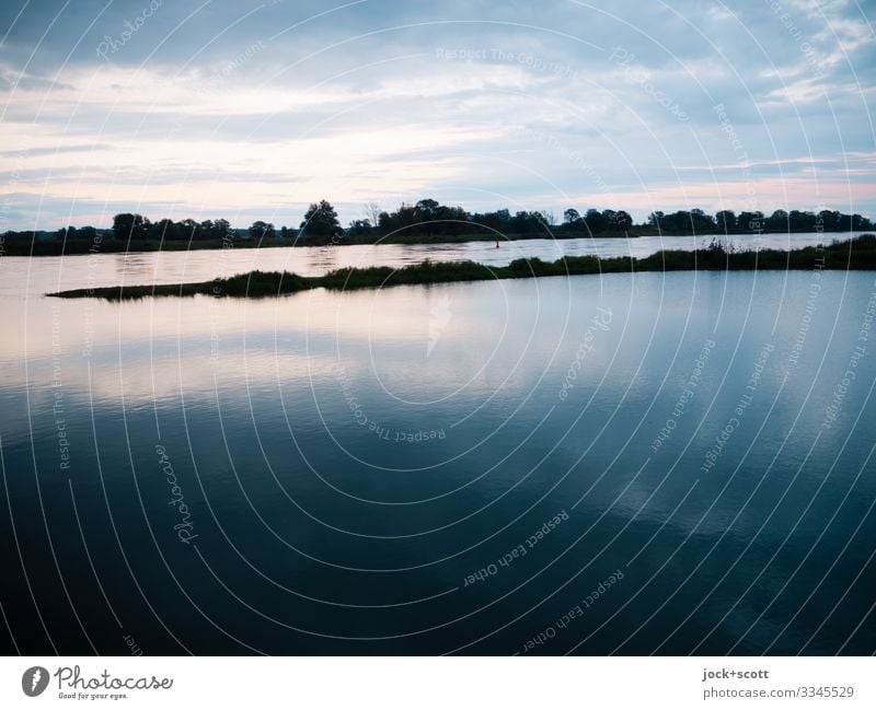 in aller Frühe an der Oder Wolken Horizont Schönes Wetter Flussufer authentisch ruhig Idylle Inspiration Klima Wasseroberfläche Naturerlebnis Morgendämmerung