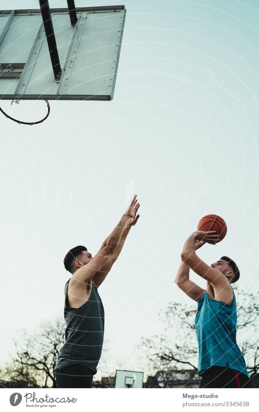 Junge Basketballspieler im Einzelspiel. Freude Glück Erholung Freizeit & Hobby Spielen Sport Ball Mensch maskulin Mann Erwachsene Freundschaft 2 Menschengruppe