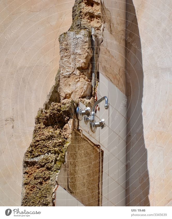 Küche oder Bad? Kleinstadt Altstadt Menschenleer Haus Mauer Wand Fassade Wasserhahn Stein Metall alt authentisch eckig hässlich historisch kaputt braun