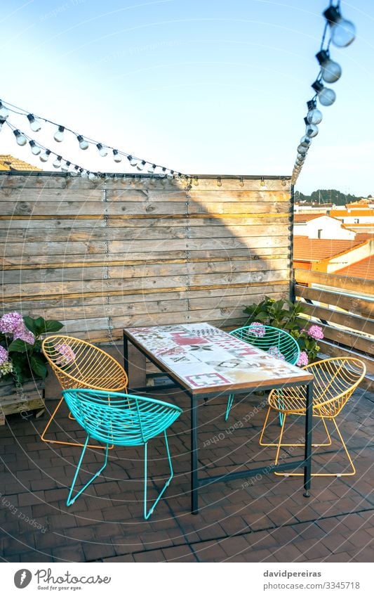 Terrasse mit Tisch und Stühlen Design Erholung Sommer Dekoration & Verzierung Möbel Stuhl Pflanze Himmel Holz modern bequem Girlanden-Glühbirnen Holzblende