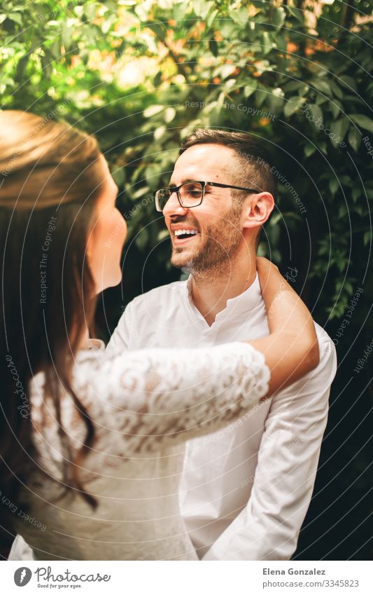 Frisch verheiratetes Paar, das sich gegenseitig anschaut und lächelt. Garten Feste & Feiern Hochzeit Frau Erwachsene Mann Küssen Liebe Umarmen Gefühle Romantik