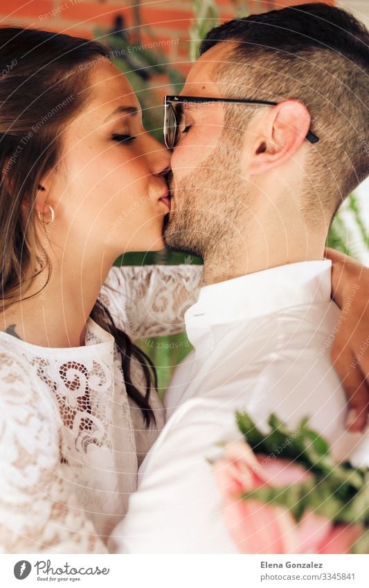 Neuvermähltes Paar mit geschlossenen Augen und Küssen Feste & Feiern Hochzeit Frau Erwachsene Mann Finger Rose Blumenstrauß Liebe Gefühle Romantik Ewigkeit