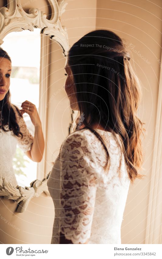 Braut vor der Hochzeit, die in den Spiegel schaut. Lifestyle elegant feminin Frau Erwachsene Jugendliche Rose Liebe Nervosität Idee Ordnung Tradition Ehefrau