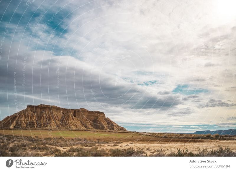 Ruhige Landschaft mit leeren Tälern und Bergen wüst Berge u. Gebirge Strauch Blauer Himmel Cloud malerisch bardenas reales navarre Spanien Natur Sonne Sommer