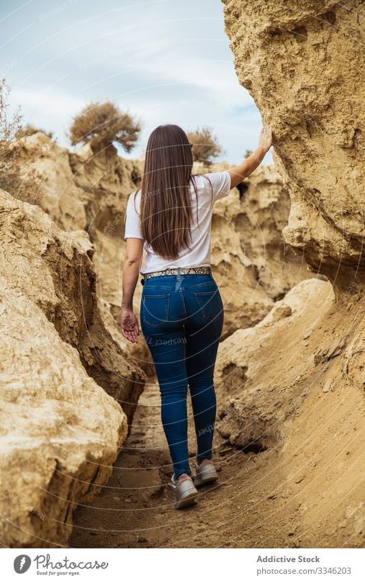 Anonyme Touristin erkundet menschenleeres Gelände mit Klippen reisen Schlucht Frau erkundend Stein Durchgang Tourismus Aktivität extrem lässig Himmel wüst Natur