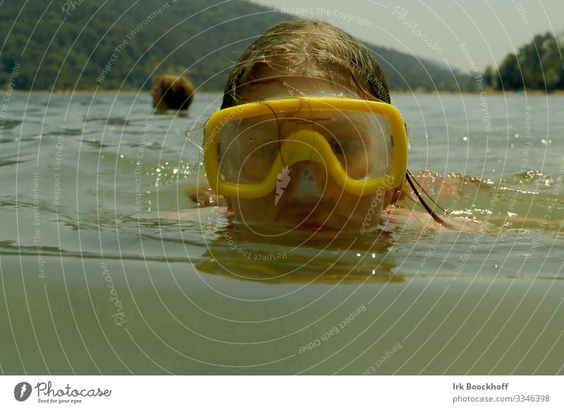 Tauchen im See Kinderspiel Sommer Meer Schwimmen & Baden tauchen feminin Mädchen Kindheit Kopf 1 Mensch 8-13 Jahre Wasser Seeufer Taucherbrille lustig gelb