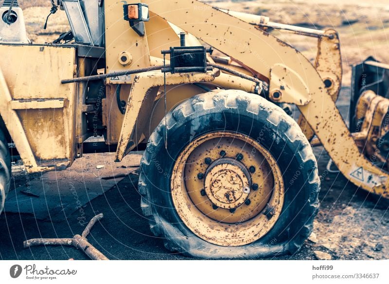 einfach mal platt Baumaschine Bagger Radlader Arbeit & Erwerbstätigkeit warten alt dreckig kaputt stark trocken gelb Senior bizarr bedrohlich komplex Krise