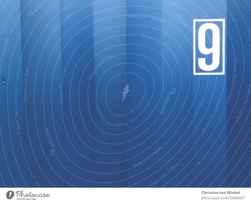 blaue Containerwand mit der Ziffer 9 Metall Ziffern & Zahlen Schilder & Markierungen Streifen authentisch eckig kalt nah maritim positiv weiß einzigartig