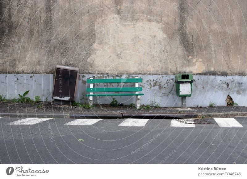 green and grey Dorf Kleinstadt Stadt Stadtrand Mauer Wand Fassade Straße Straßenkreuzung sitzen trashig grau grün Bank Müllbehälter Briefkasten Zebrastreifen