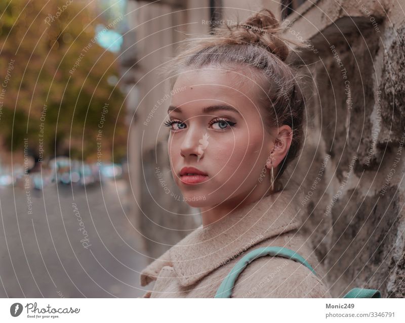 Porträt einer schönen blonden Frau mit blauen Augen Lifestyle Haare & Frisuren Schminke Erwachsene Jugendliche Mode Anzug Jacke Coolness trendy lang rot